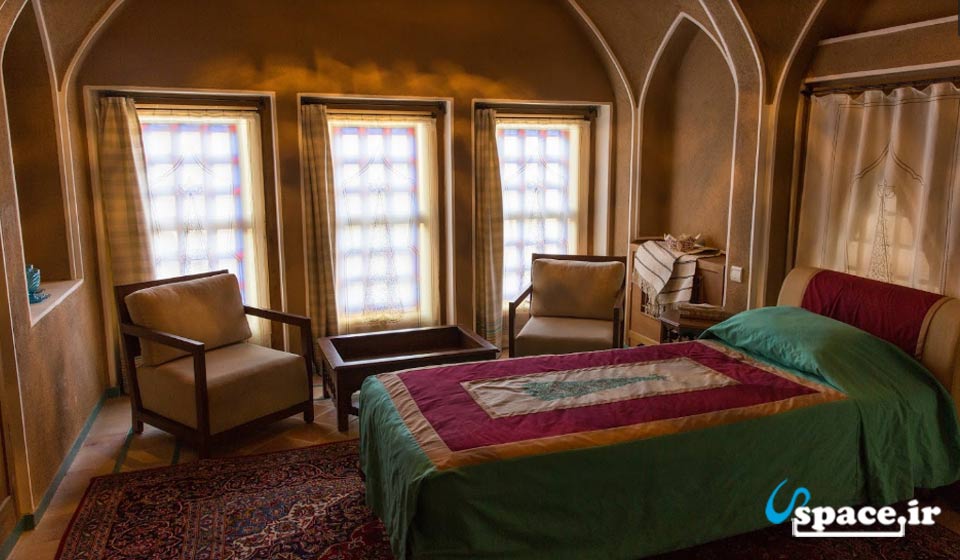 نمایی از اتاق زیبای هتل سنتی سرای عامری ها - کاشان